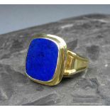 HERREN - RING / SIEGELRING, 585er Gelbgold mit Lapislazuli (9 g), sich verbreiternde, profilierte