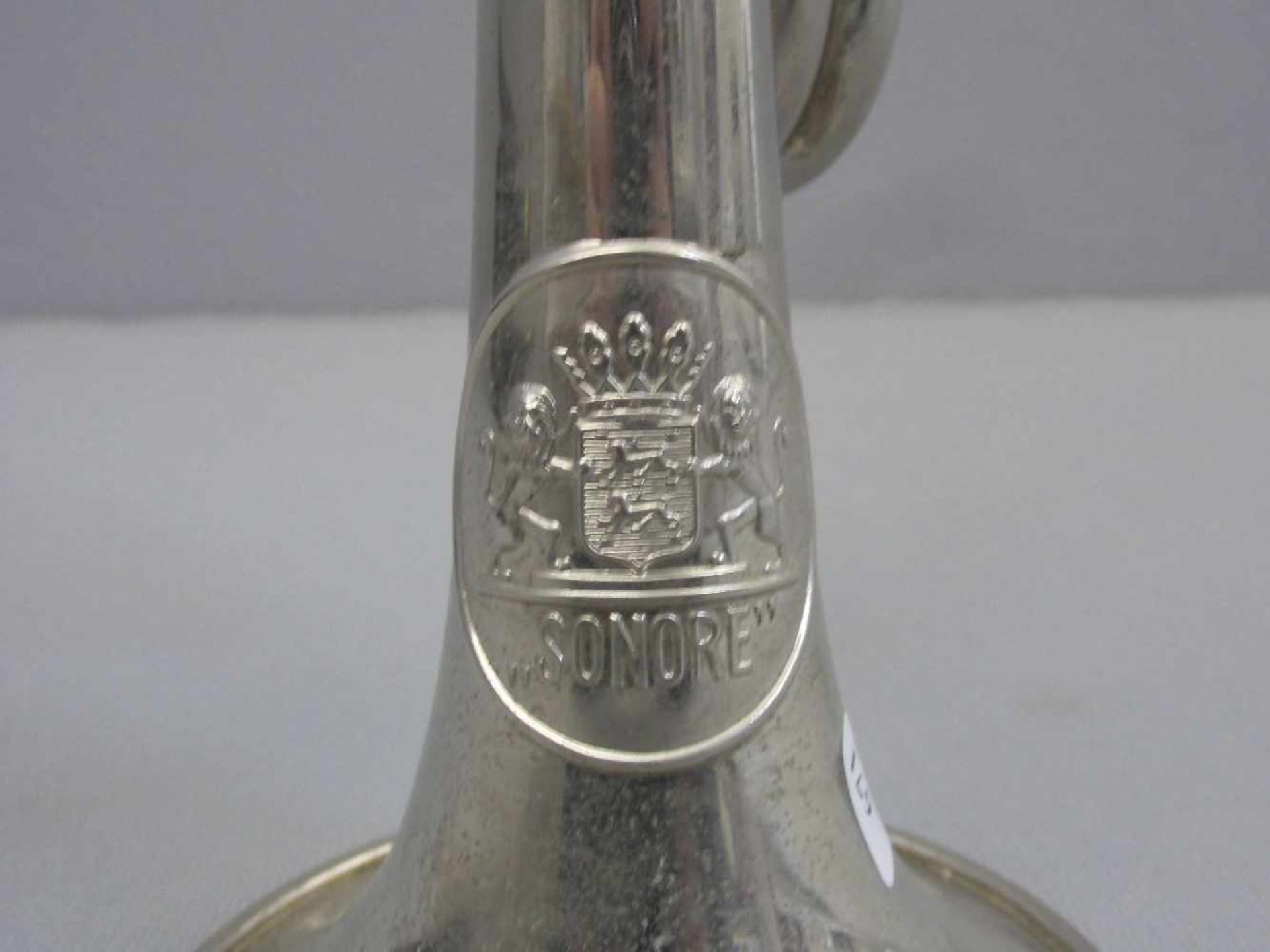 FANFARE mit einem Ventil, gemarkt "Sonore"; mit Mundstück. L. 52 cm (Alters- und Gebrauchsspuren). - Bild 2 aus 5