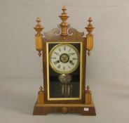 TISCHUHR mit Weckfunktion / table clock, England, 1. Hälfte 20 Jh.; Gehäuse mit Nussbaum und