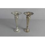 PAAR VERSILBERTE VASEN / TISCHLEUCHTER / pair of candlesticks, versilbert / plated, England /
