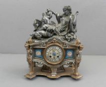 FIGÜRLICHE KAMINUHR "ODALISKE MIT PANTHER" / fire place clock, Frankreich um 1900. Mehrfarbig