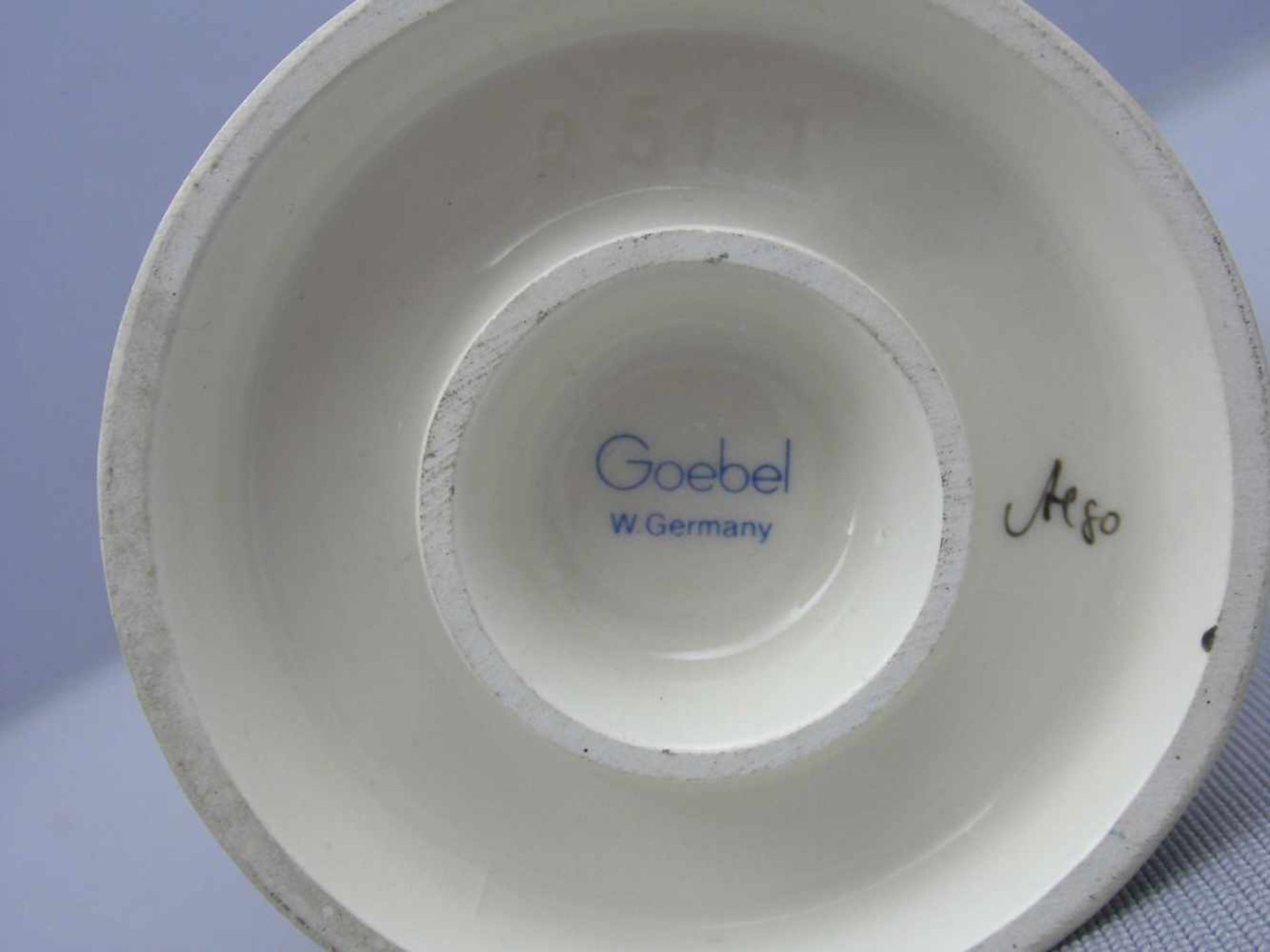 HUMMEL - FIGUR: "Knabe mit Korb", Porzellan, Manufaktur Goebel, Rödental, Marke ab 1979, Entwurf: M. - Bild 5 aus 5