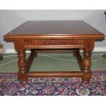 COUCHTISCH / BEISTELLTISCH / coffee table, 2. H. 20. Jh., mahagonifarbenes Holz. Quadratischer