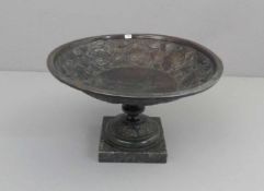 SCHALE / FUSSSCHALE / bowl on a stand, bronziertes Metall auf Marmorstand, dunkelbraun patiniert mit