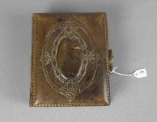 FOTOALBUM / photo album, um 1900. Einband aus geprägtem Leder, Dekor partiell vergoldet, mit