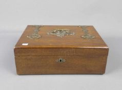 JUGENDSTIL - SCHATULLE / Art nouveau box, mit durchbrochen gearbeiteten Zinnbeschlägen mit