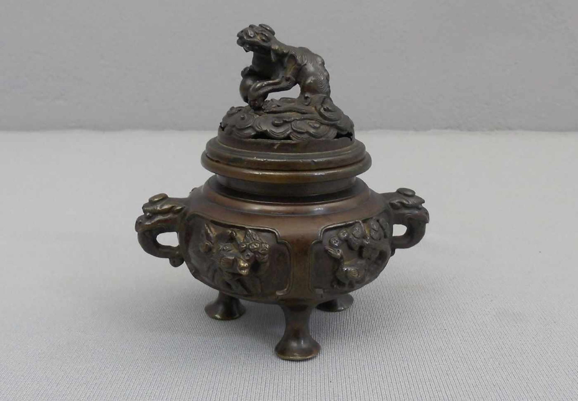 KORO / RÄUCHERGEFÄSS, Bronze, China (ungemarkt). Gebauchte Form mit eingezogener Schulter, kurzem