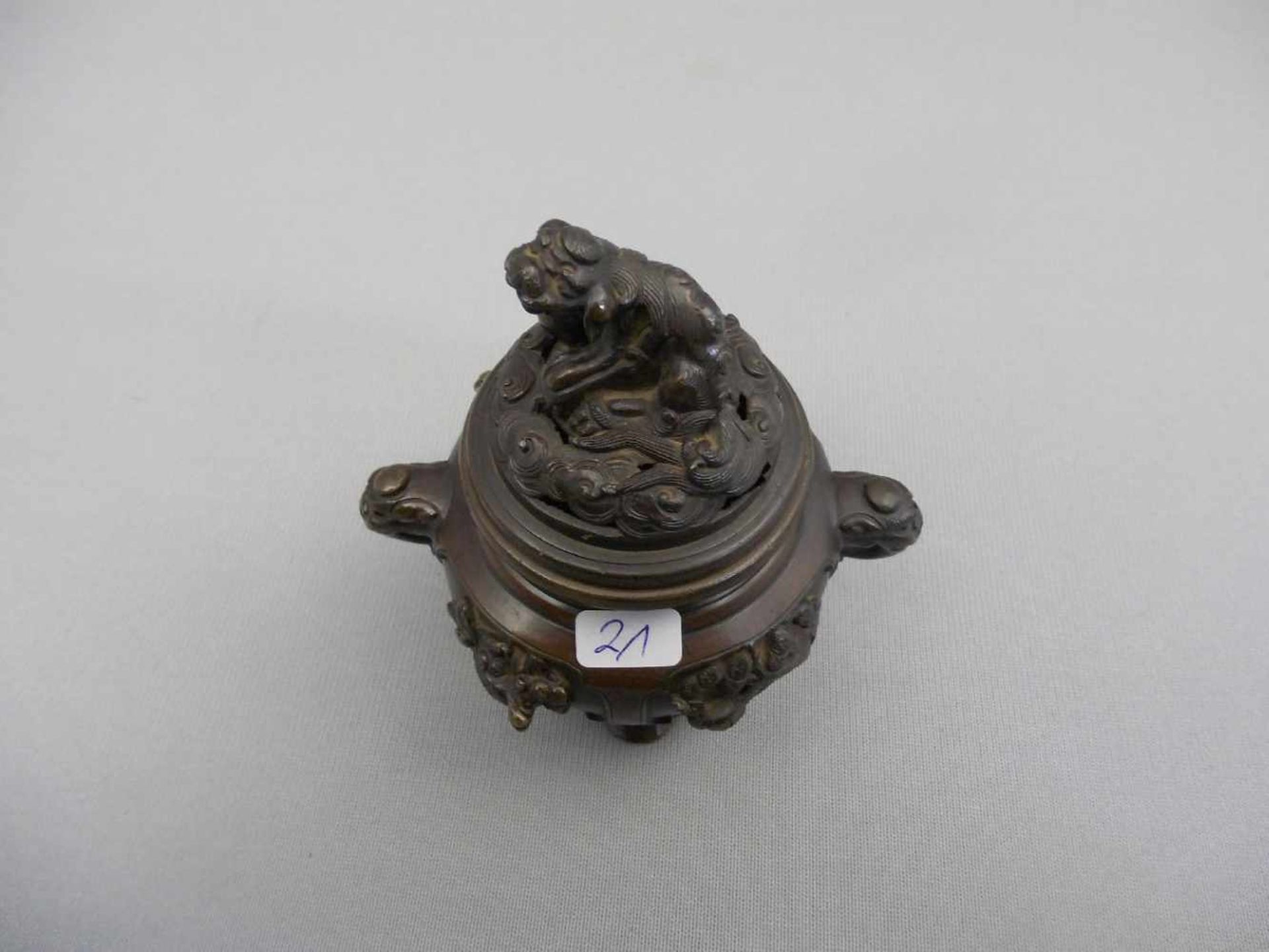 KORO / RÄUCHERGEFÄSS, Bronze, China (ungemarkt). Gebauchte Form mit eingezogener Schulter, kurzem - Bild 2 aus 6