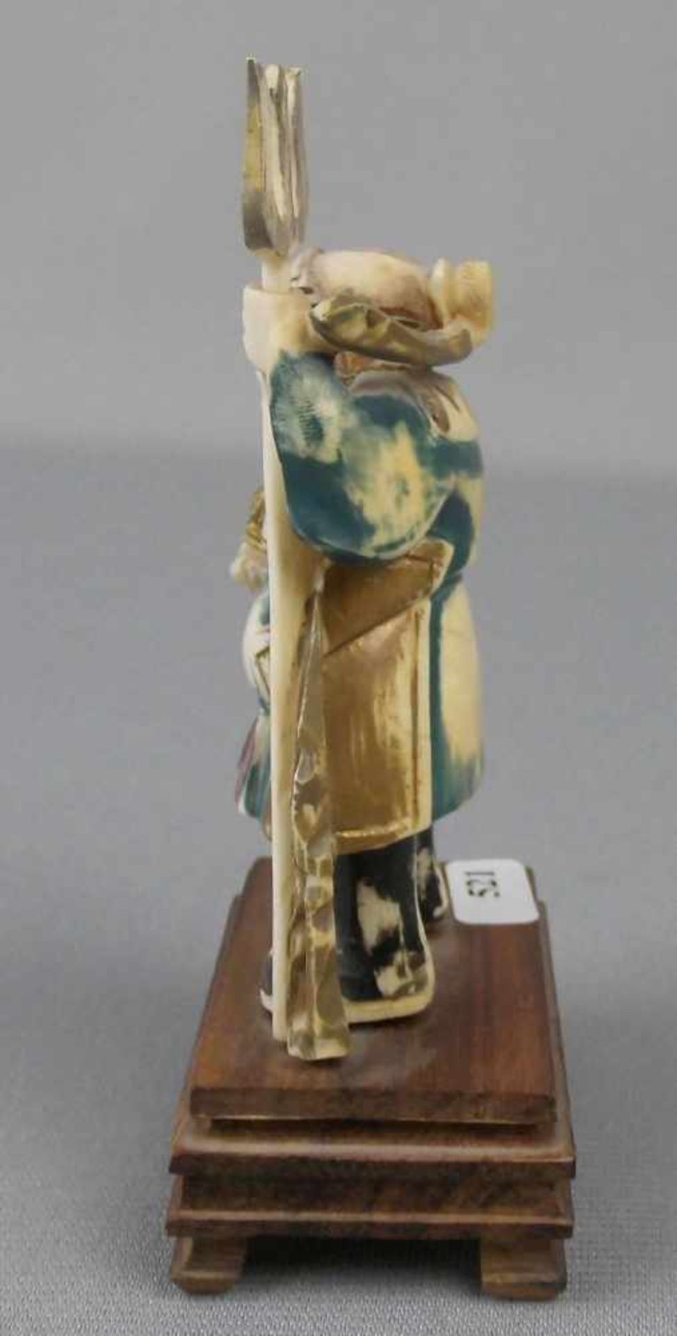 4 OKIMONO / ELFENBEINFIGUREN, Japan, Meiji-Periode, 19./20. Jh., Elfenbein und Holz, polychrom - Bild 2 aus 5