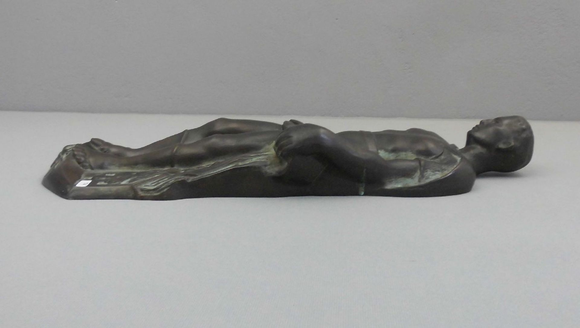 ANONYMUS (deutscher Bildhauer des 20. Jh.), Relief: "Heilige Barbara", Bronze, als Hochrelief - Bild 2 aus 2