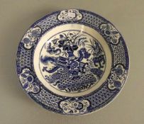 TELLER, Keramik, Glasgow Pottery, um 1880, blau dekoriert mit chinoisem Dekor "Kwatung" (so revers