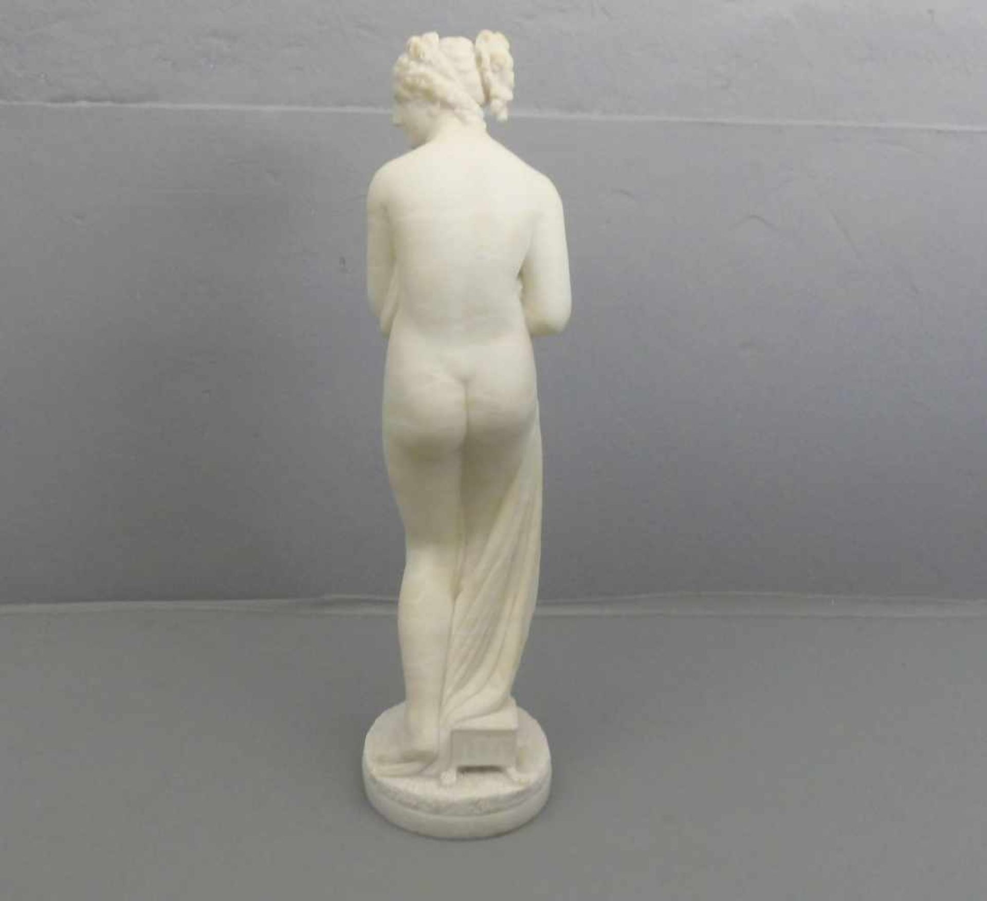 SKULPTUR "BADENDE VENUS", wohl Italien, 19. Jh., Alabaster auf Marmorstand. Stehender Frauenakt, - Bild 3 aus 4