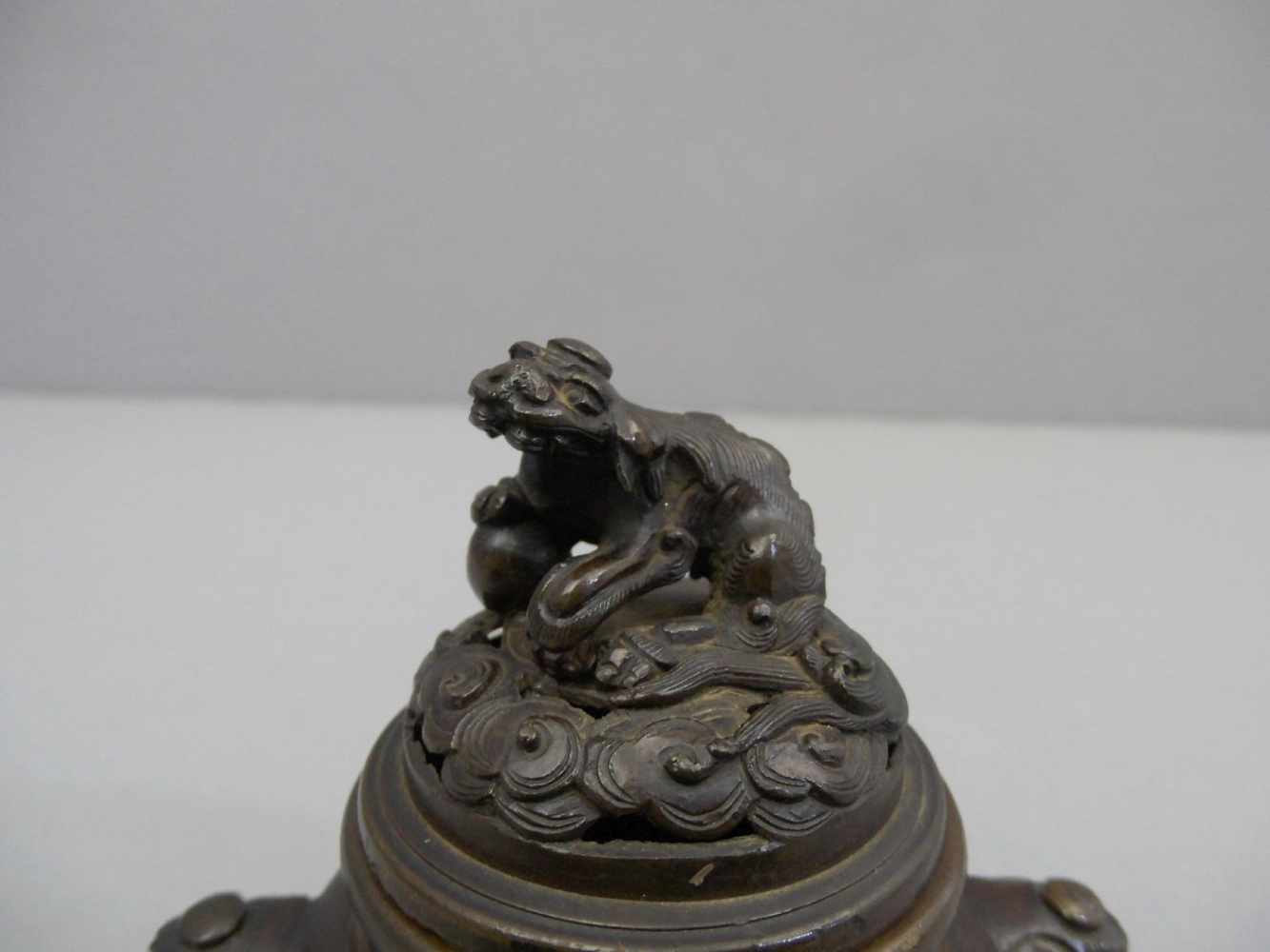 KORO / RÄUCHERGEFÄSS, Bronze, China (ungemarkt). Gebauchte Form mit eingezogener Schulter, kurzem - Image 4 of 6