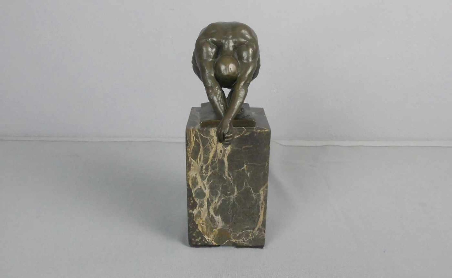 LOPEZ, MIGUEL FERNANDO (auch Milo, geb. 1955 in Lissabon), Skulptur / sculpture: "Hockender - Bild 2 aus 6