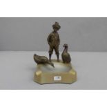 FIGÜRLICHER ASCHER "GÄNSEHIRTE" / ashtray, Zinkgefäß mit montierten Bronzefiguren: barfüßiger