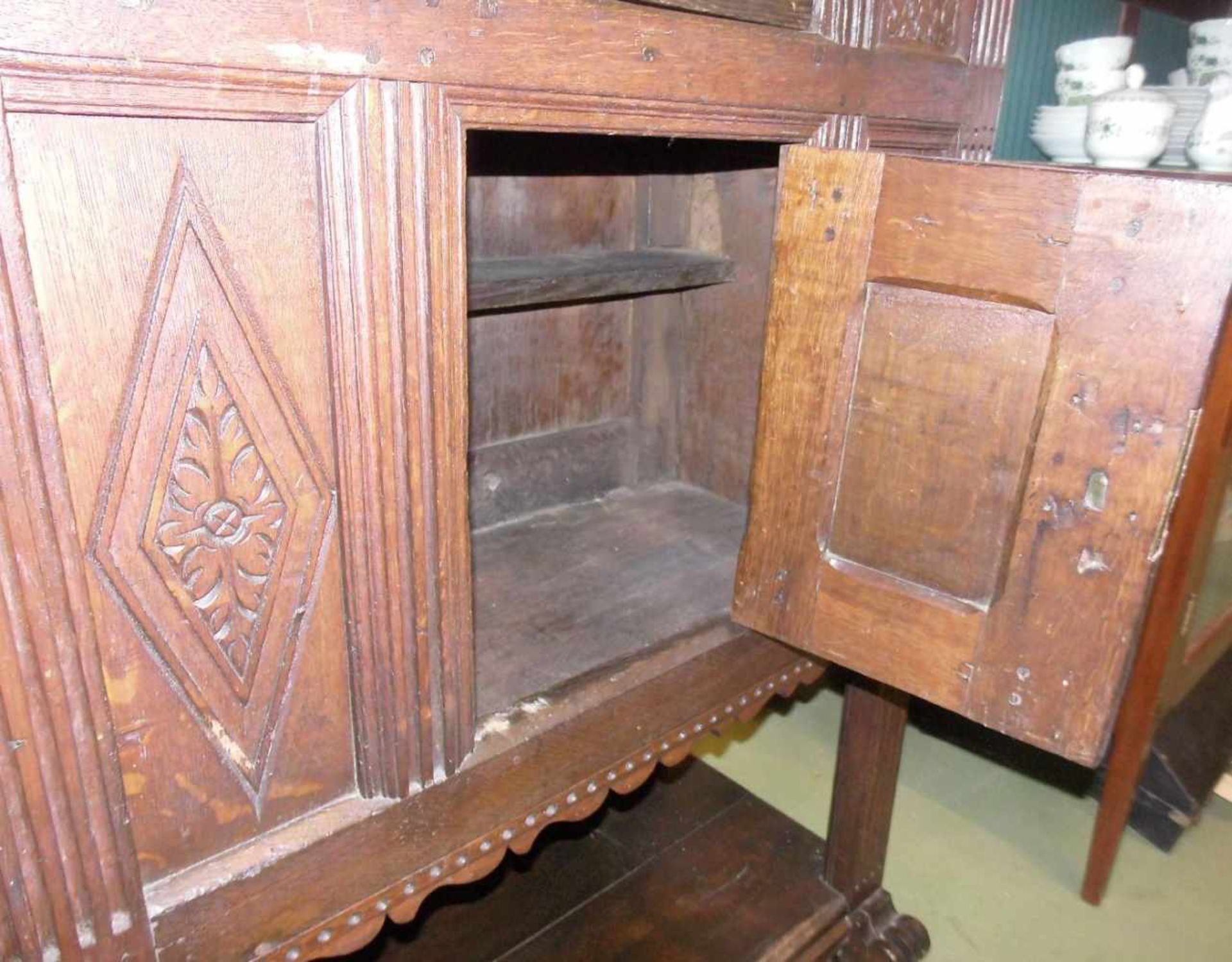 RENAISSANCE - STOLLENSCHRANK / SAKRISTEISCHRANK, datiert 1603, Eiche. Verzapfte Zargenkonstruktion - Bild 7 aus 8