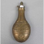 PULVERFLASCHE, England um 1850. Pulverflasche aus getriebenem Kupferblech, beidseitig ornamentiert