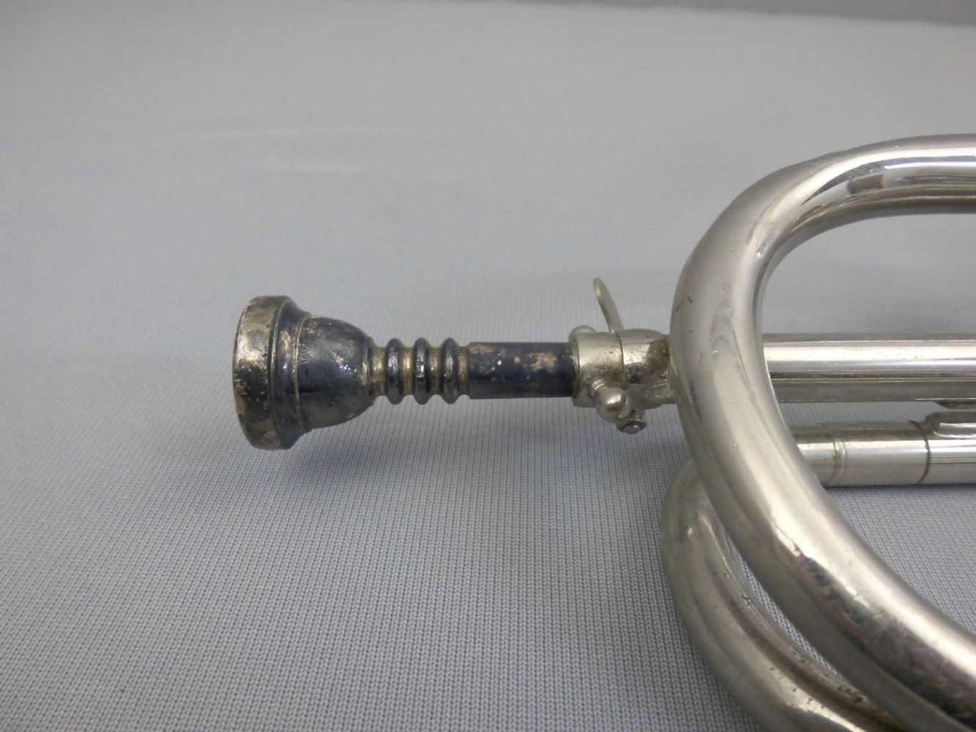 FANFARE mit einem Ventil, gemarkt "Sonore"; mit Mundstück. L. 52 cm (Alters- und Gebrauchsspuren). - Bild 5 aus 5
