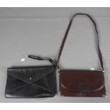 PAAR ETIENNE AIGNER - TASCHEN / CLUTCHES, schwarzes und rotes Leder, Metallmonturen, jeweils mit dem