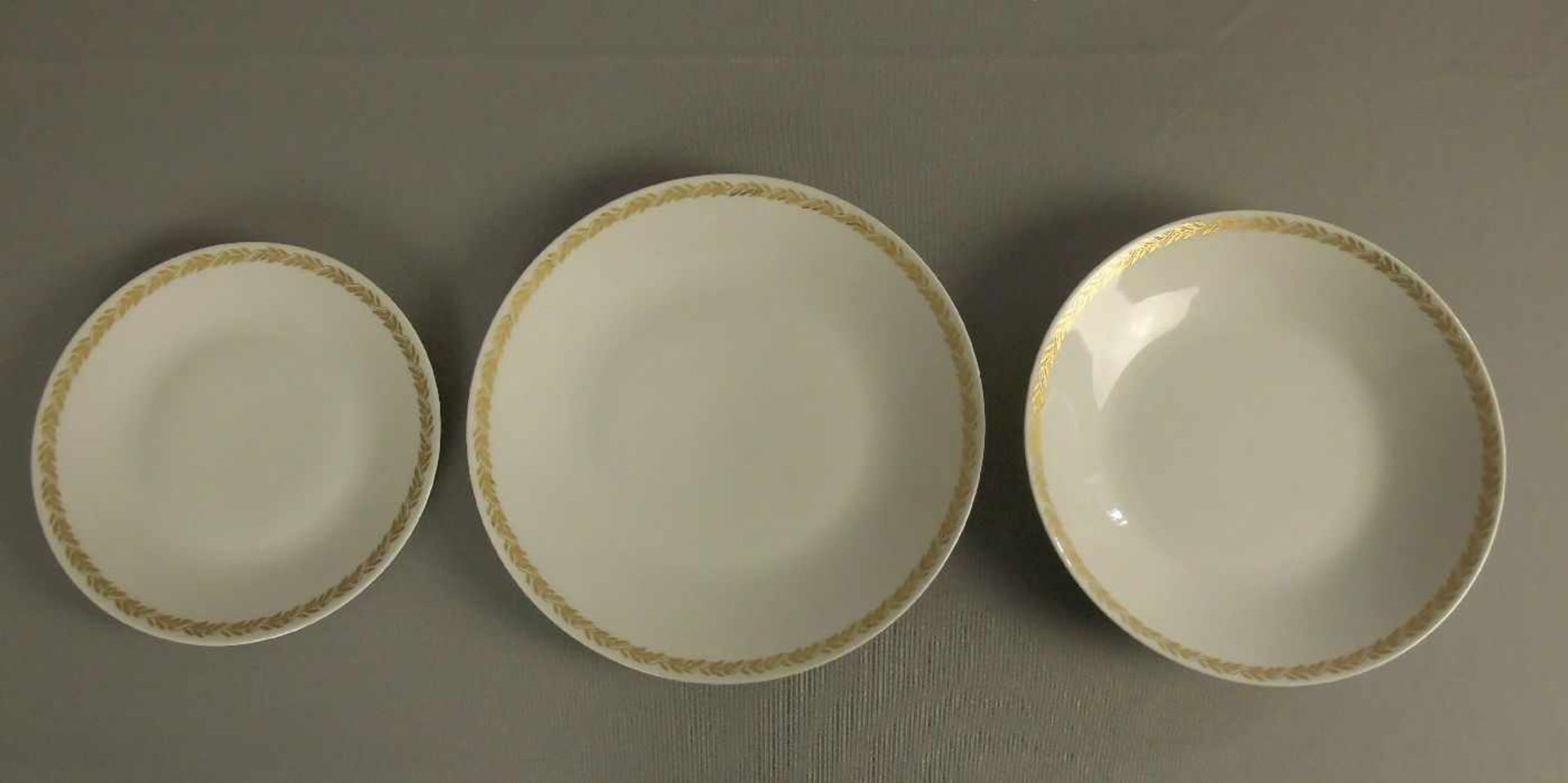 HUTSCHENREUTHER SPEISESERVICE FÜR 12 PERSONEN / dinnerware, Porzellan, Manufaktur Hutschenreuther, - Bild 3 aus 8