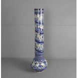 MAJOLIKA VASE / TURM VASE, Majolika, Spanien / Talavera, wohl 2. H. 17. Jh.; gebauchte Form auf