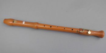 ALTFLÖTE (ungemarkt), dreiteiliges, steckbares Instrument aus braun lackiertem Holz. Guter,