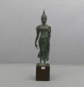 SKULPTUR: "Schreitender Buddha" im Sukhothai-Stil, Bronze, grün patiniert, Mitte 20. Jh., montiert