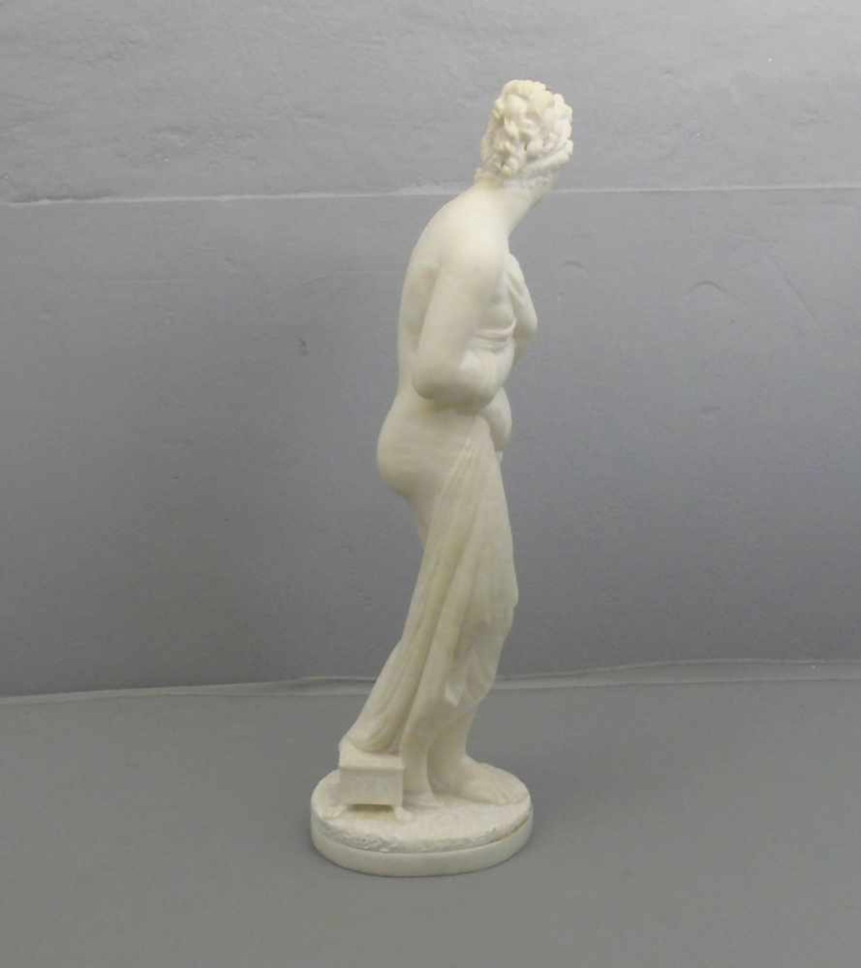 SKULPTUR "BADENDE VENUS", wohl Italien, 19. Jh., Alabaster auf Marmorstand. Stehender Frauenakt, - Bild 4 aus 4