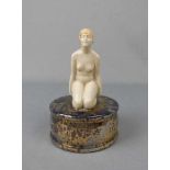 ART DÉCO - SKULPTUR: "Hockender weiblicher Akt", Keramik, Manufaktur Robj - Paris (Jean Born), unter