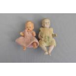 ZWEI KLEINE BABY-PORZELLANPUPPEN / two little dolls, 1. H. 20. Jh., Porzellan. Zwei kleine Baby-