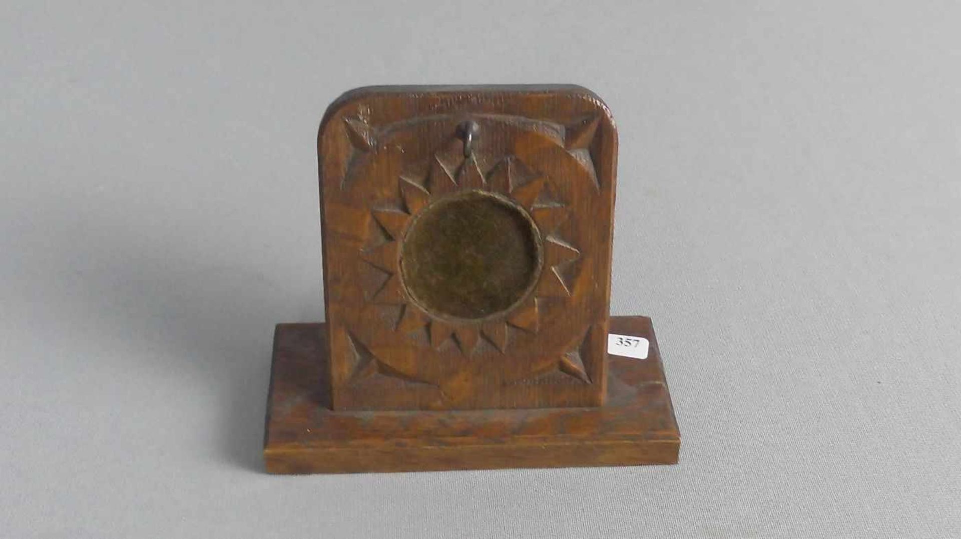 TASCHENUHRENSTÄNDER / pocket watch holder, Holz, um 1900. Über rechteckigem Stand mit Aufhängung