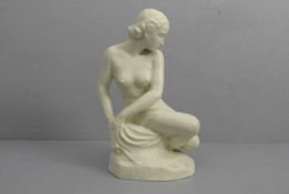 KAESBACH, RUDOLF (Gladbach 1873-1955 Berlin), Porzellanfigur: "Sitzendes Mädchen (Überrascht) /