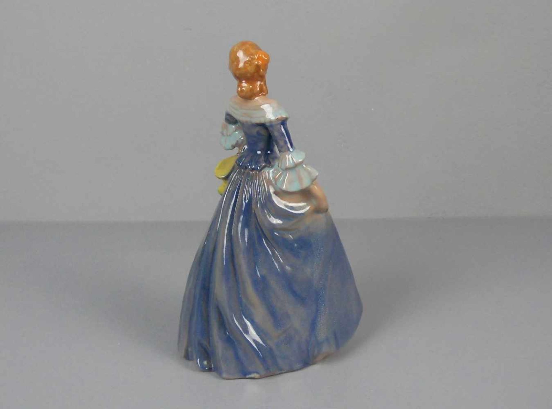 FIGUR: DAME MIT HUT, Keramik, polychrom glasiert, unter dem Stand mit Pressmarke "13SL" - Bild 2 aus 3