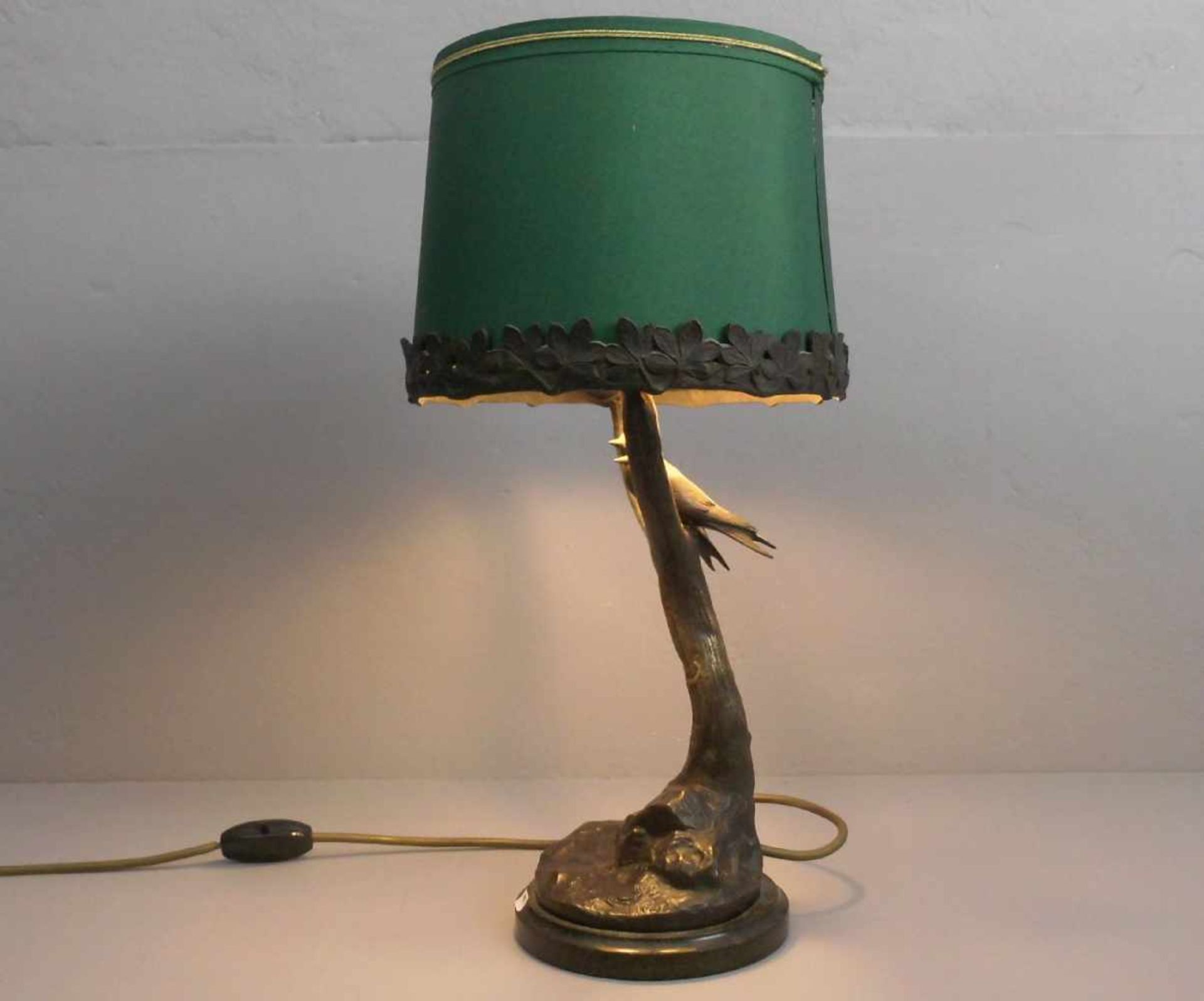 FIGÜRLICHE LAMPE / TISCHLAMPE: "Schwalbenpaar, auf einem Baum sitzend", Bronze auf - Bild 3 aus 5
