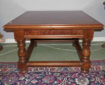 COUCHTISCH / BEISTELLTISCH / coffee table, 2. H. 20. Jh., mahagonifarbenes Holz. Quadratischer