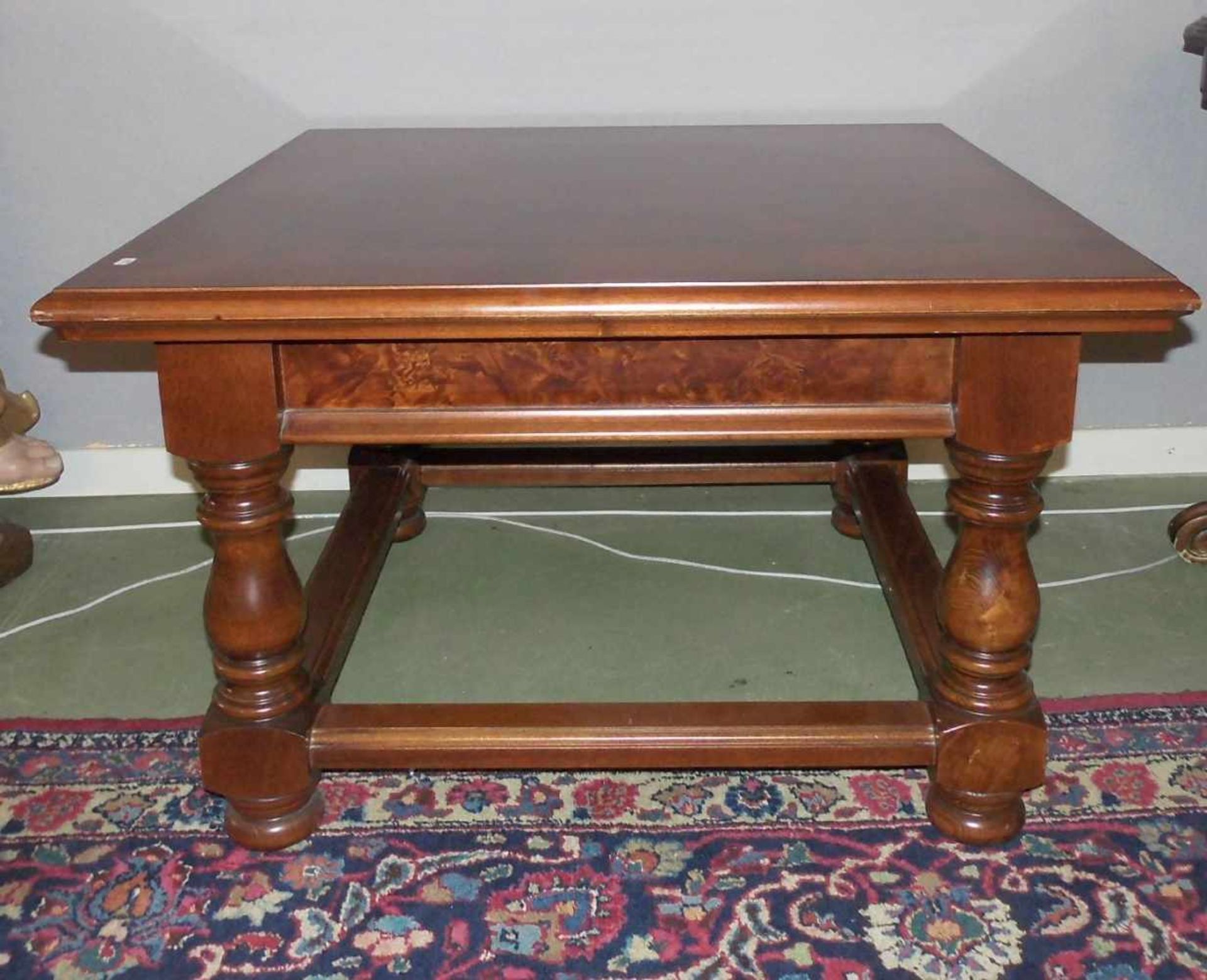 COUCHTISCH / BEISTELLTISCH / coffee table, 2. H. 20. Jh., mahagonifarbenes Holz. Quadratischer