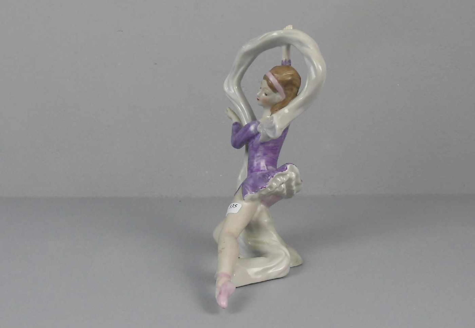 PORZELLANFIGUR: "Tänzerin / Ballerina", Porzellan (ungemarkt), polychrom staffiert. Vollplastische - Bild 2 aus 4