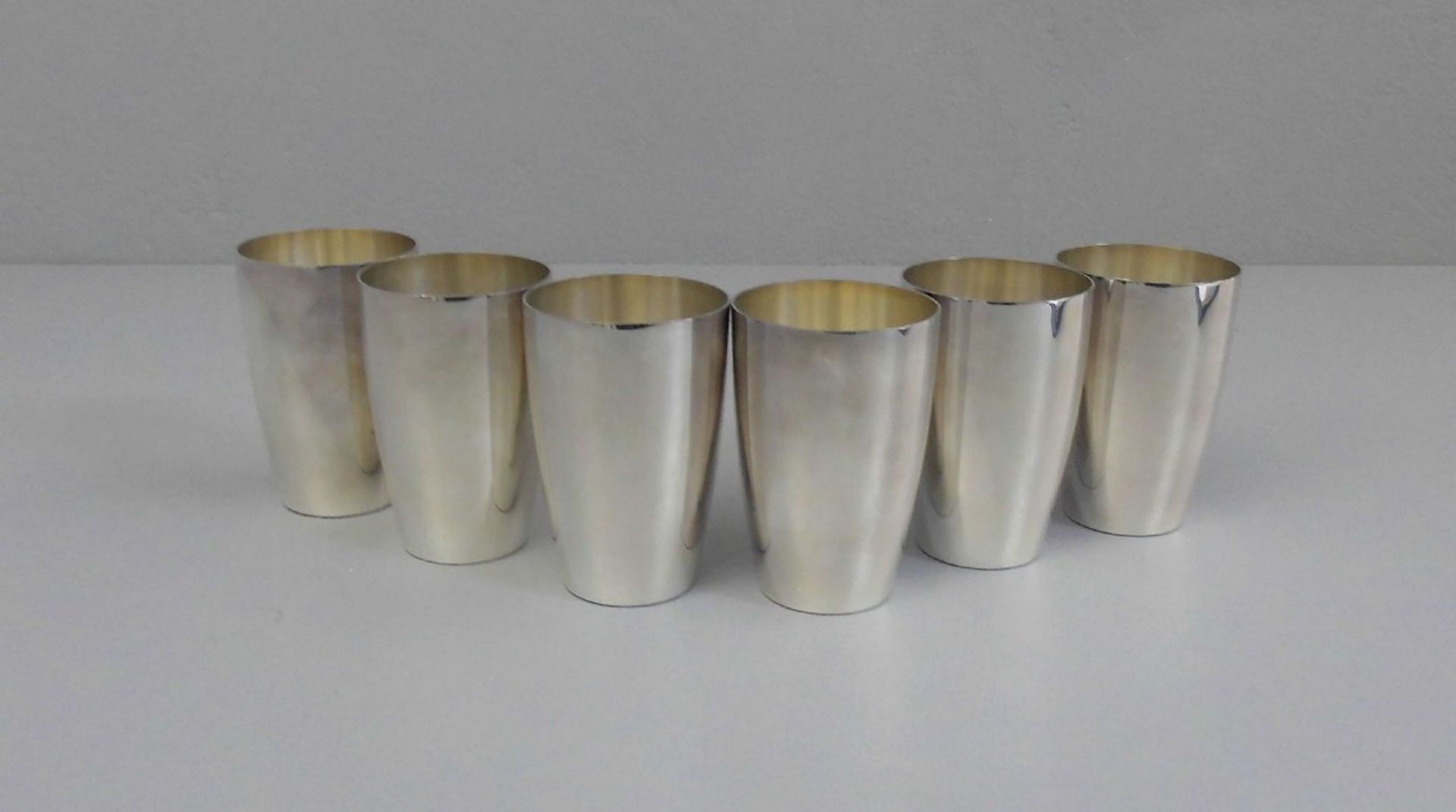 6 SILBERBECHER / silver cups, 835er Silber (569 g), deutsch, gepunzt mit Halbmond, Krone,