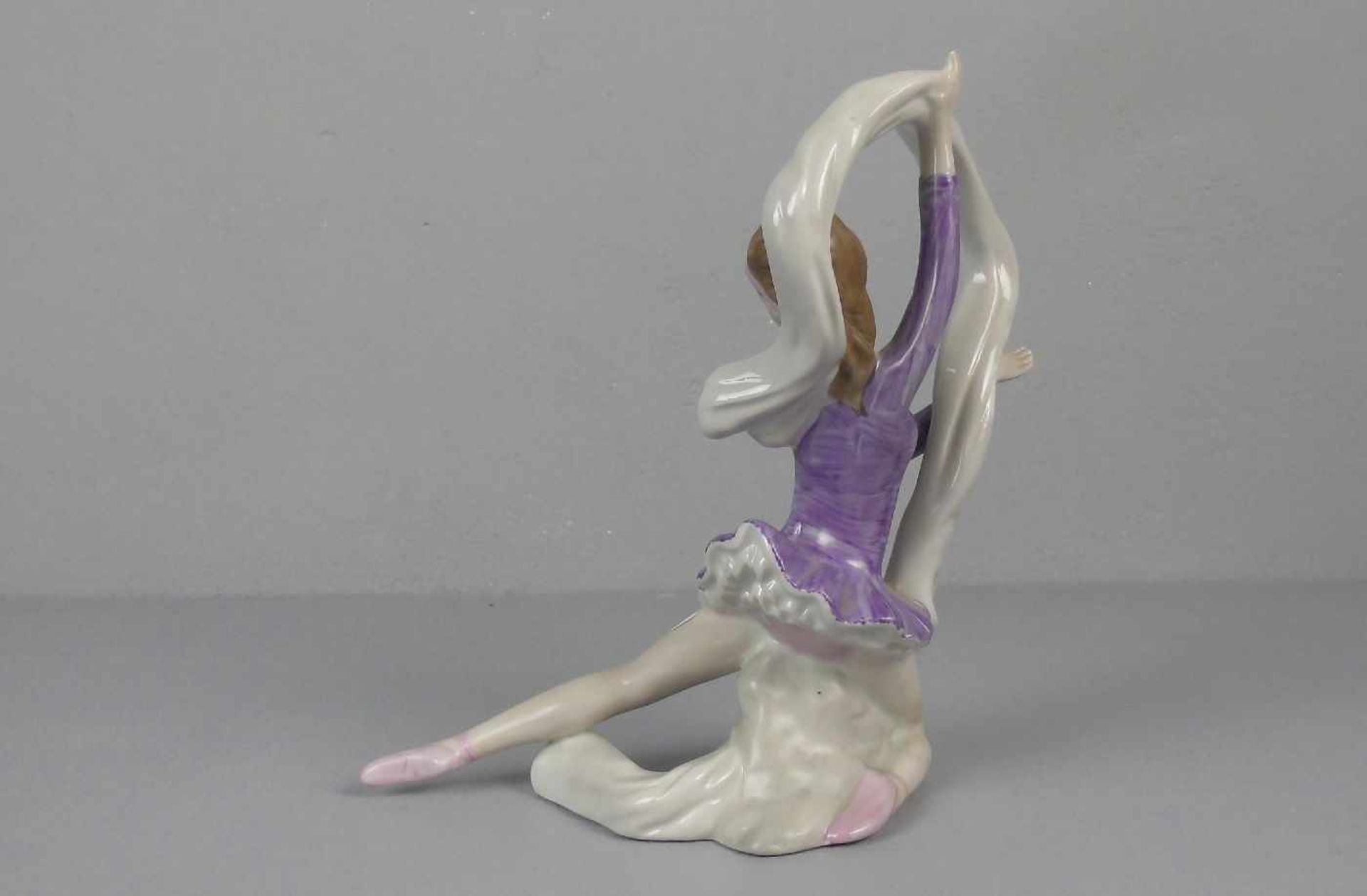 PORZELLANFIGUR: "Tänzerin / Ballerina", Porzellan (ungemarkt), polychrom staffiert. Vollplastische - Bild 3 aus 4