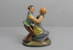 FIGUR: Tanzendes Paar, Keramik, polychrom glasiert, unter dem Stand mit Pressmarke "3108". Tanzendes