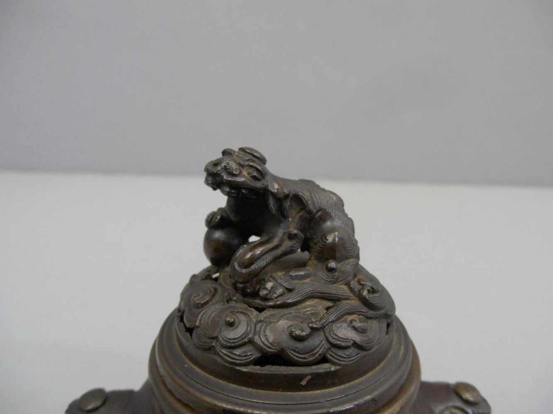 KORO / RÄUCHERGEFÄSS, Bronze, China (ungemarkt). Gebauchte Form mit eingezogener Schulter, kurzem - Bild 4 aus 6