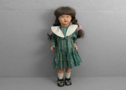 PUPPE MIT LAUFFUNKTION: "Mädchen" / doll, 20. Jh., wahrscheinlich Porzellankopf (ungemarkt) auf
