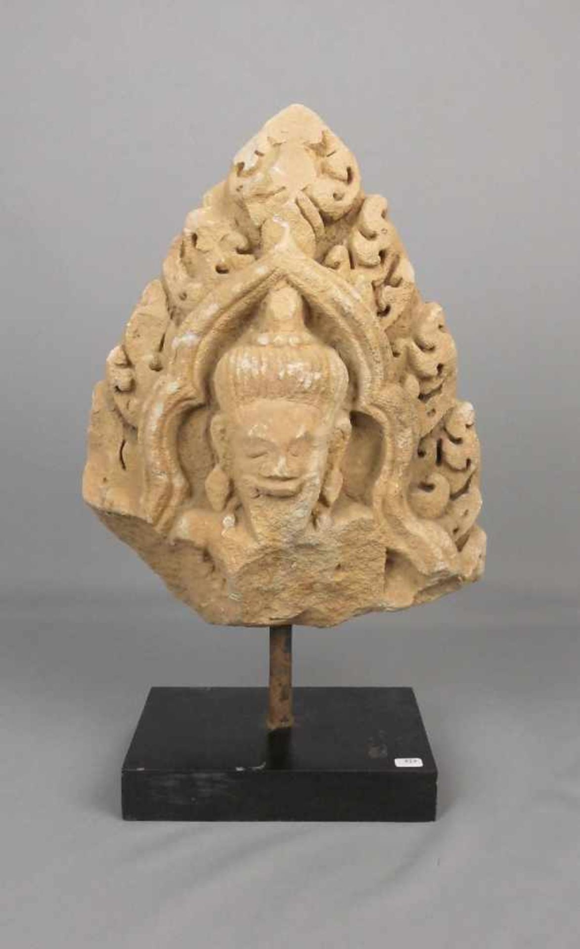 HINDUISTISCHES RELIEF: "Bärtige Gottheit", Sandstein, Tempelfragment, Südostasien, wohl Thailand,
