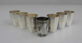 7 SCHNAPSBECHER / KLEINE SILBERBECHER / small silver cups, 800er und 835er Silber (insgesamt 142 g).