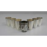 7 SCHNAPSBECHER / KLEINE SILBERBECHER / small silver cups, 800er und 835er Silber (insgesamt 142 g).