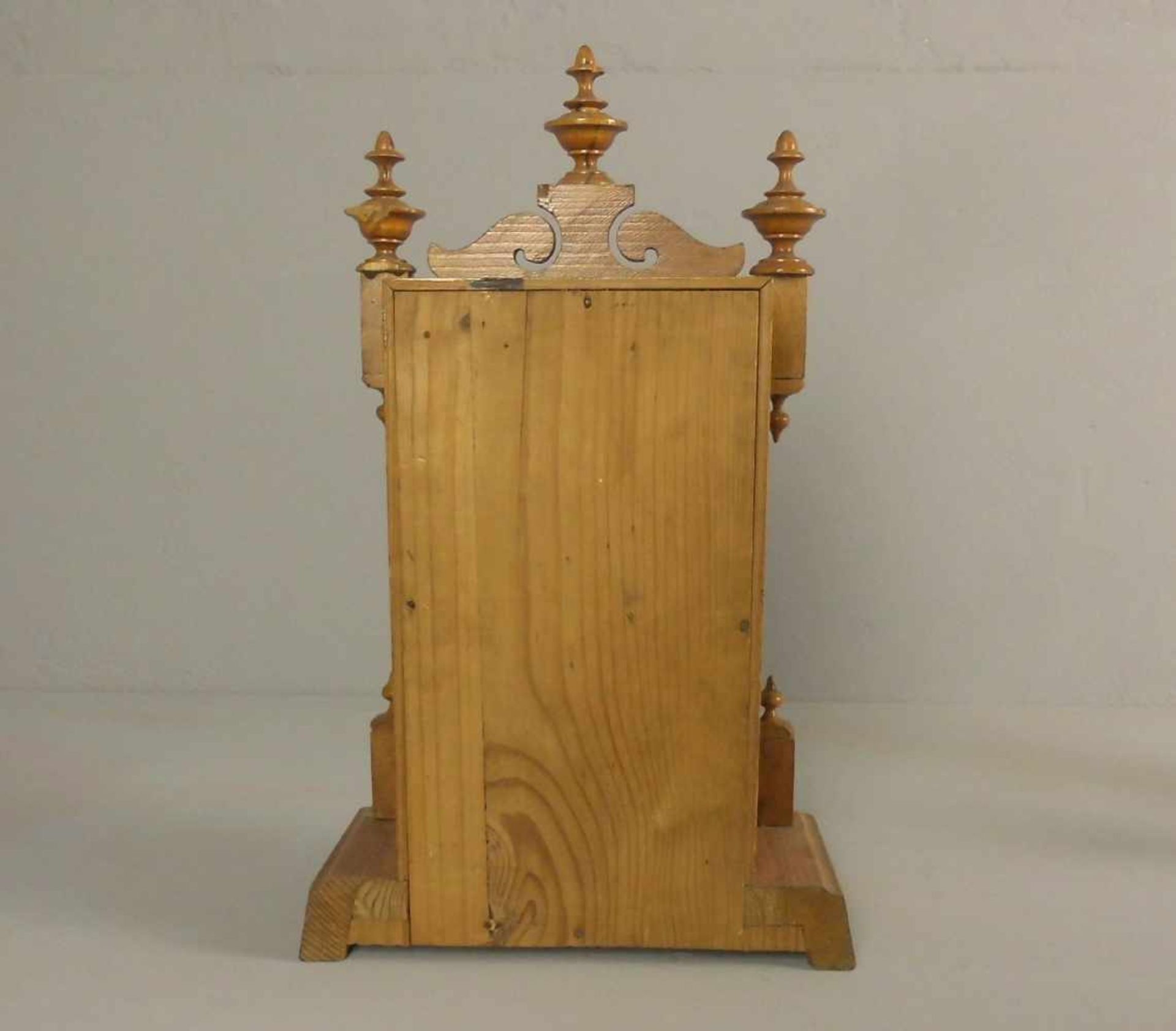 TISCHUHR mit Weckfunktion / table clock, England, 1. Hälfte 20 Jh.; Gehäuse mit Nussbaum und - Bild 4 aus 4