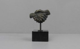 ANONYMUS (Bildhauer des 20./21. Jh.), Skulptur: "Der Handschlag", Bronze, braun patiniert mit grünen