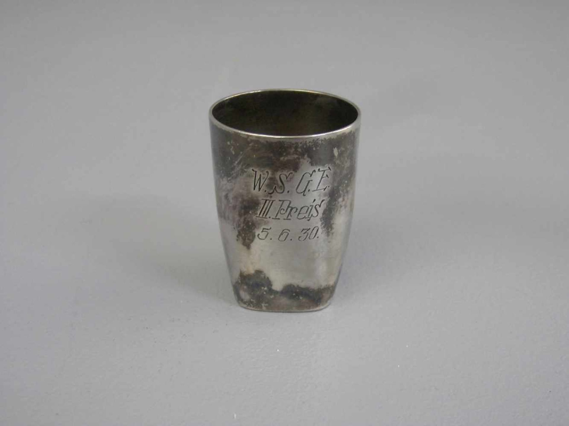 7 SCHNAPSBECHER / KLEINE SILBERBECHER / small silver cups, 800er und 835er Silber (insgesamt 142 g). - Bild 3 aus 3