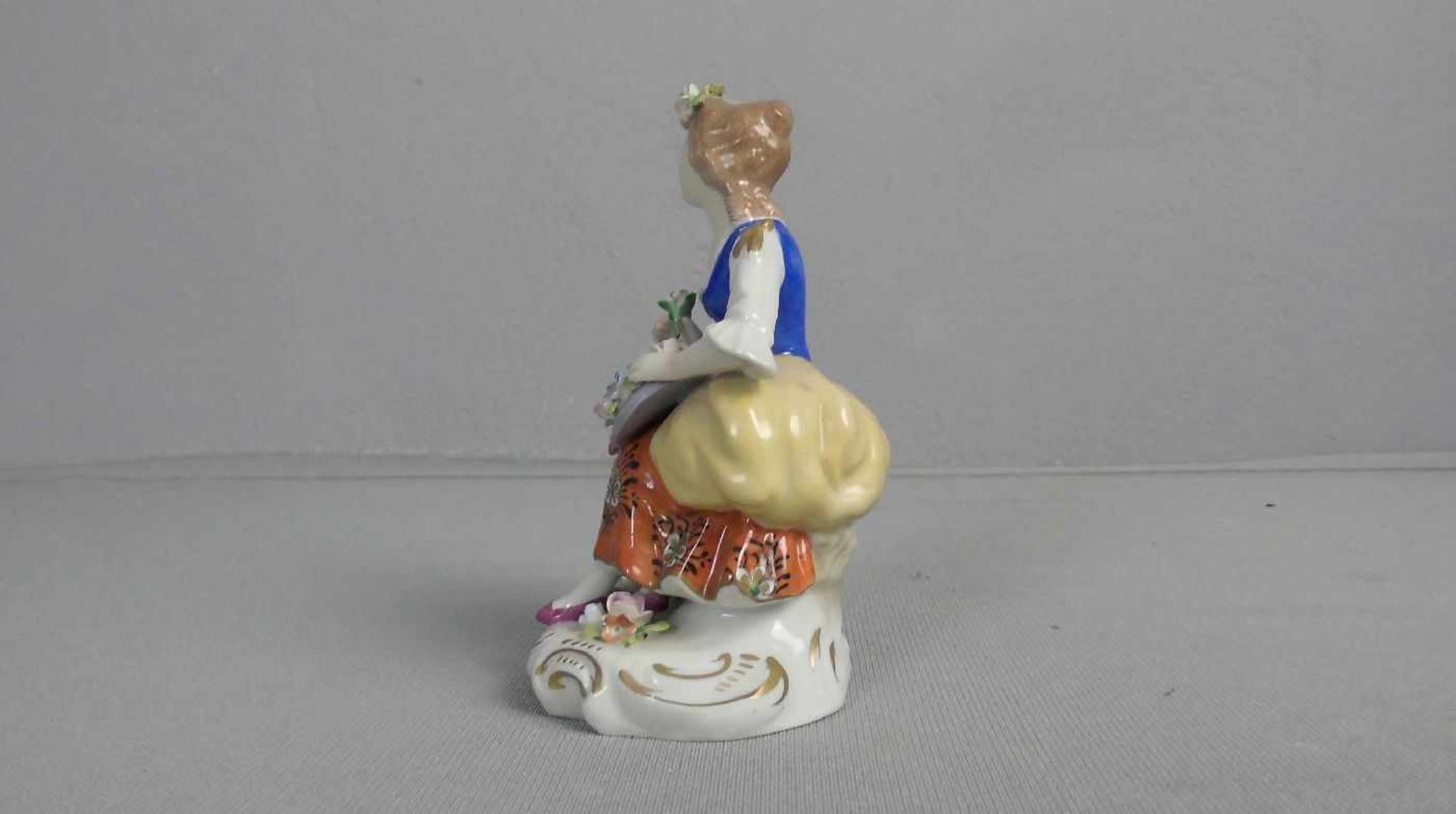 PORZELLANFIGUR / porcelainfigure: "GALANTE DAME MIT HUT", Manufaktur Sitzendorf / Thüringen. Auf - Image 2 of 4