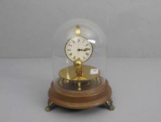 FADENPENDELUHR: Briggs Rotary Pendulum Clock, 20. Jh., Manufaktur Bäuerle. Uhr unter Glassturz (sog.